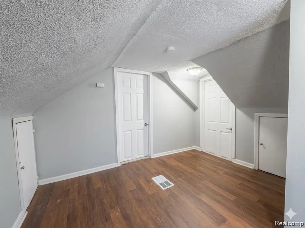 7569 Westminster Avenue Warren City MI 48091