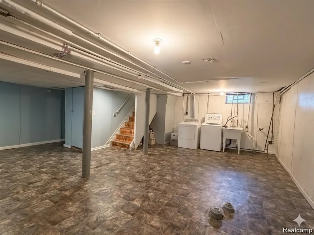 7569 Westminster Avenue Warren City MI 48091