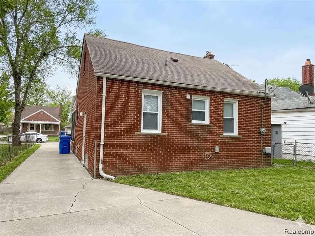7569 Westminster Avenue Warren City MI 48091
