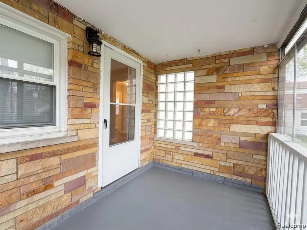7569 Westminster Avenue Warren City MI 48091