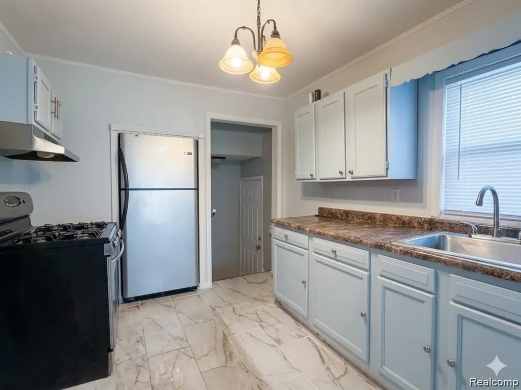 7569 Westminster Avenue Warren City MI 48091