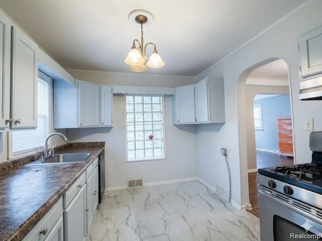 7569 Westminster Avenue Warren City MI 48091