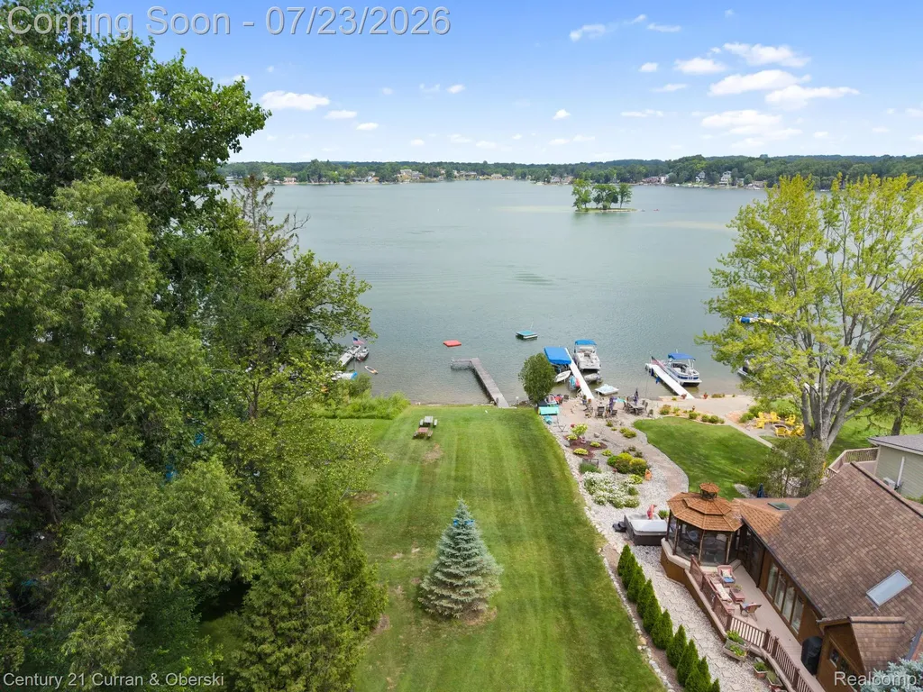 10492 Lake Shore Drive Tyrone Township MI 48430