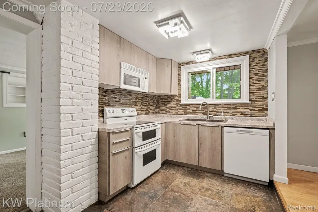 4885 Lakeshore Road Fort Gratiot Charter Township MI 48059