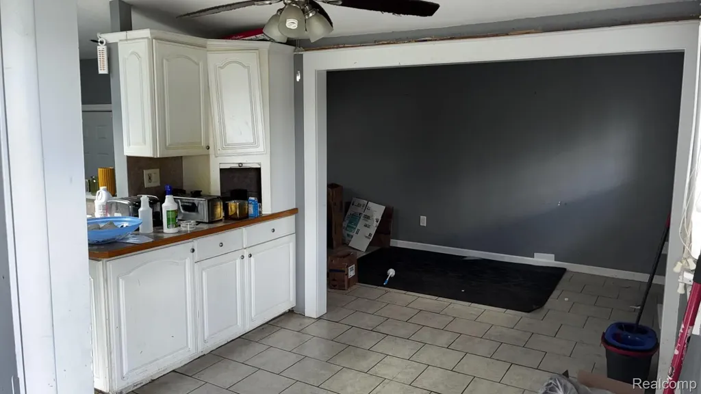 33251 Parkwood Street Westland City MI 48186