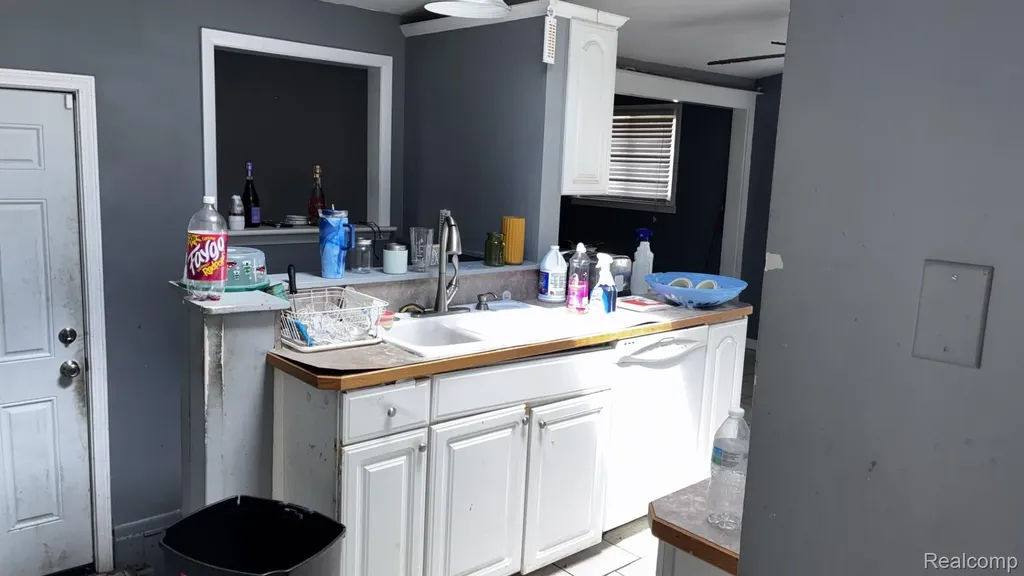 33251 Parkwood Street Westland City MI 48186