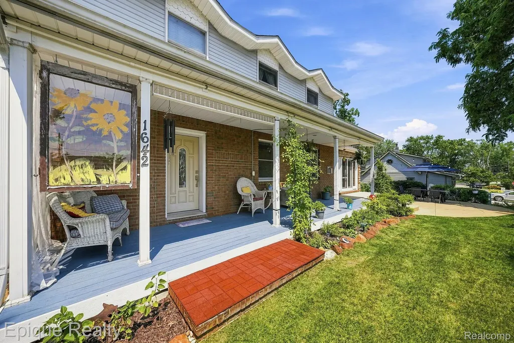 1642 Delmonte Street Wolverine Lake Village MI 48390