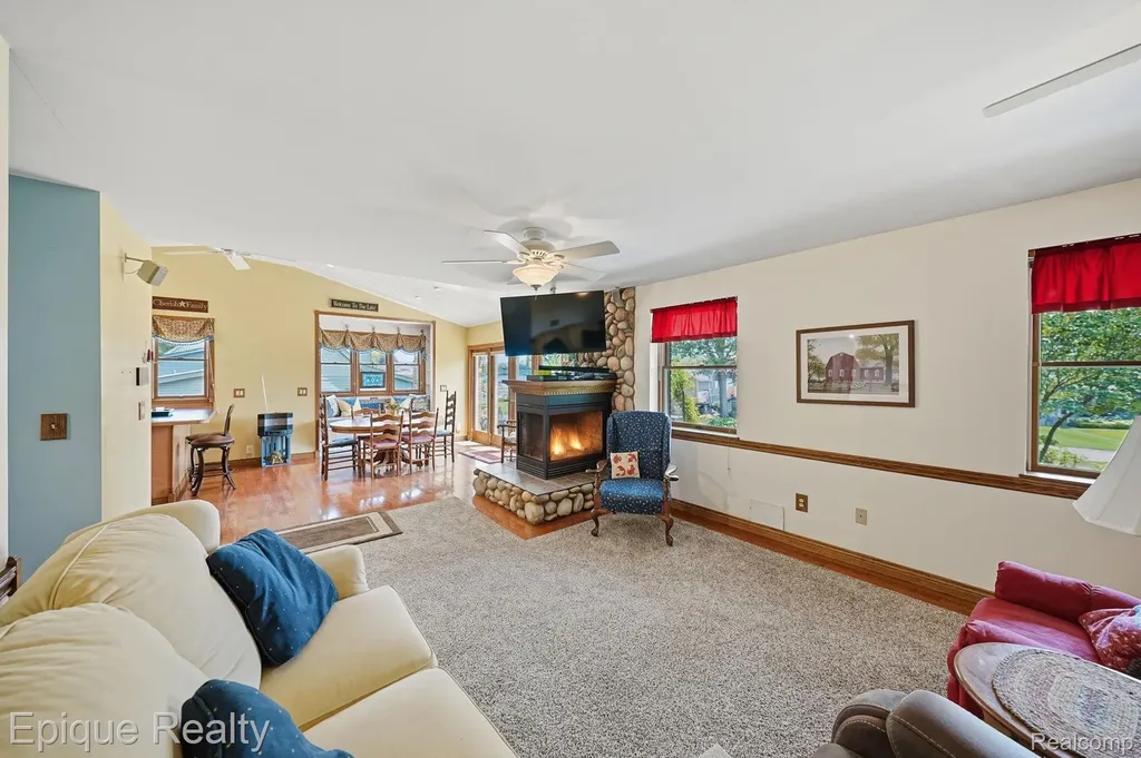 1642 Delmonte Street Wolverine Lake Village MI 48390