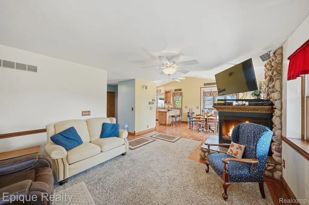 1642 Delmonte Street Wolverine Lake Village MI 48390