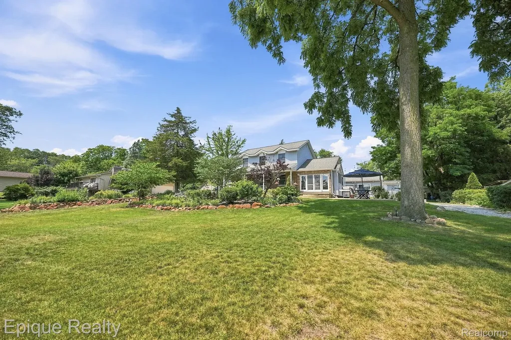 1642 Delmonte Street Wolverine Lake Village MI 48390