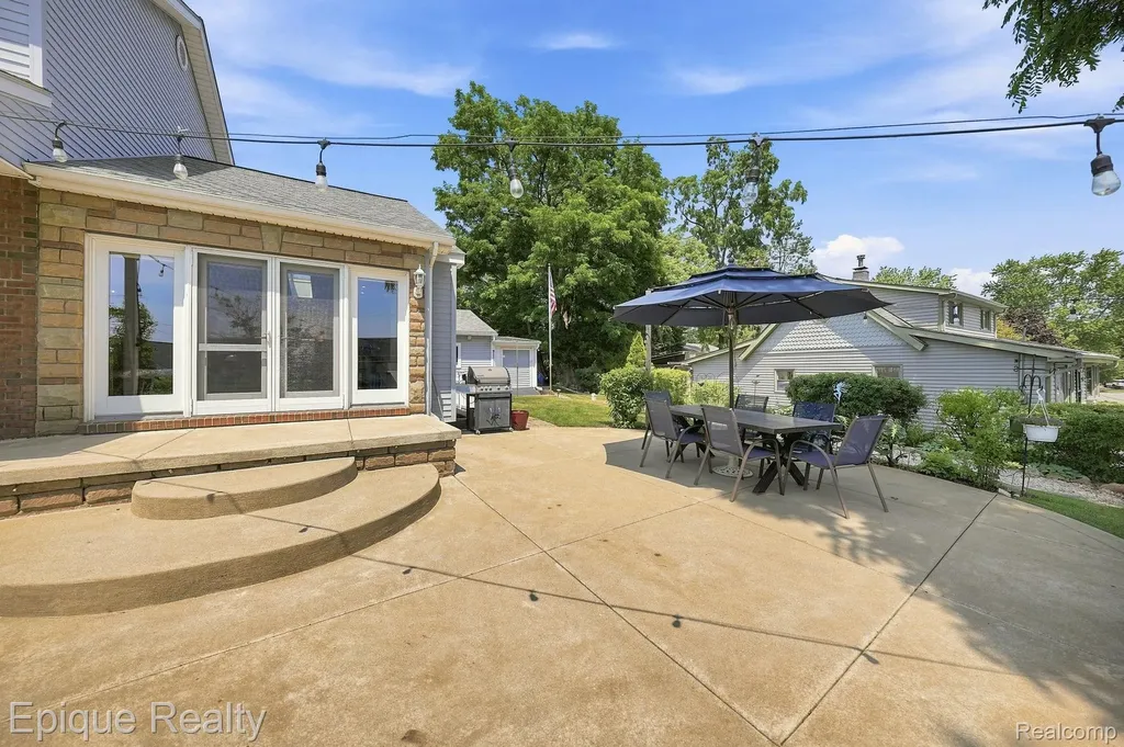 1642 Delmonte Street Wolverine Lake Village MI 48390