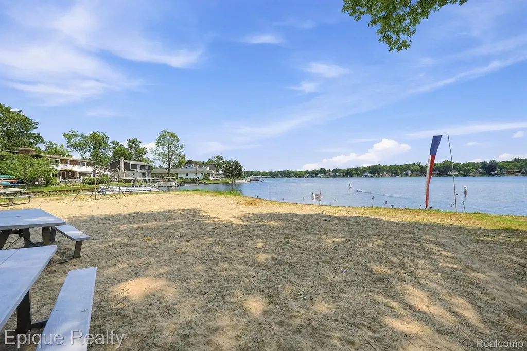 1642 Delmonte Street Wolverine Lake Village MI 48390