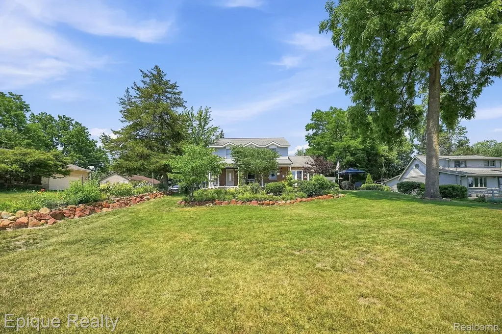 1642 Delmonte Street Wolverine Lake Village MI 48390