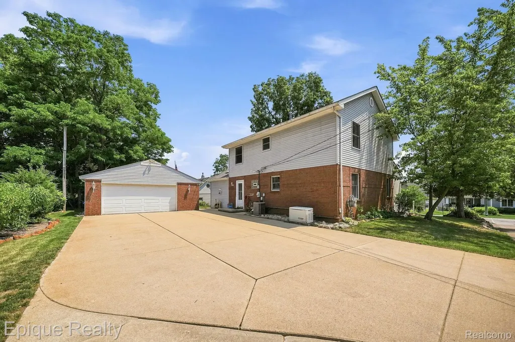 1642 Delmonte Street Wolverine Lake Village MI 48390