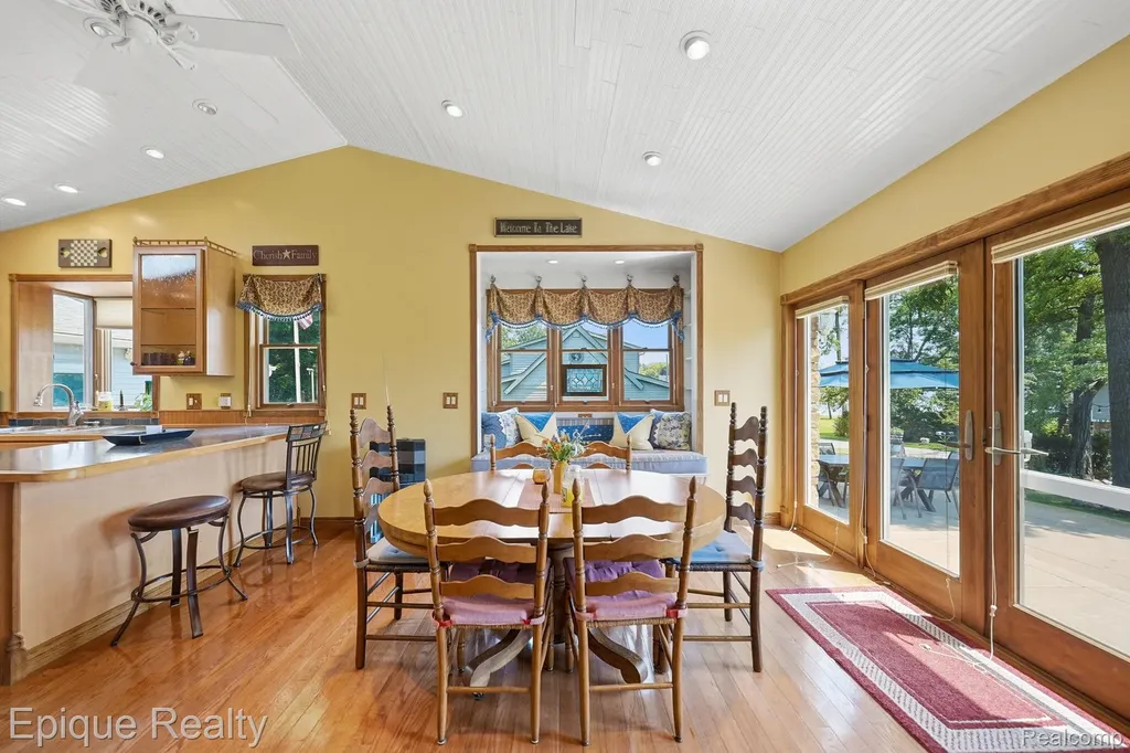 1642 Delmonte Street Wolverine Lake Village MI 48390