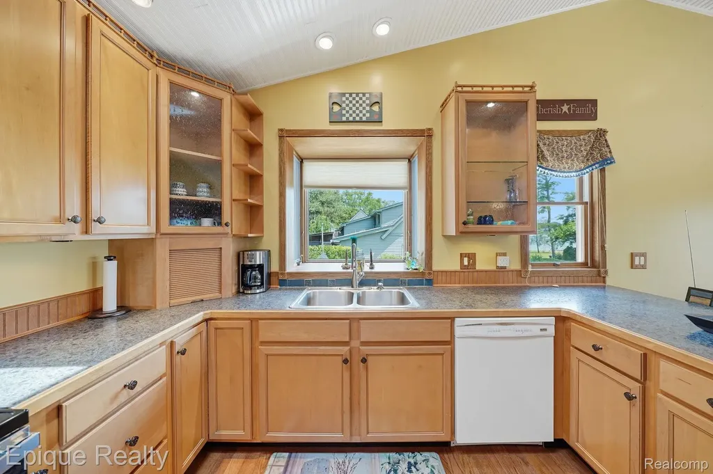 1642 Delmonte Street Wolverine Lake Village MI 48390