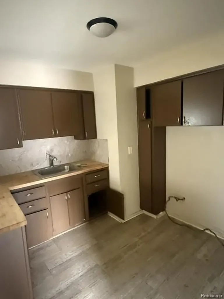 17274 Bentler Street Detroit City MI 48219