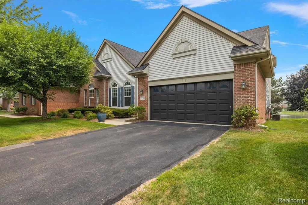 1735 Treyborne Circle Commerce Charter Township MI 48390
