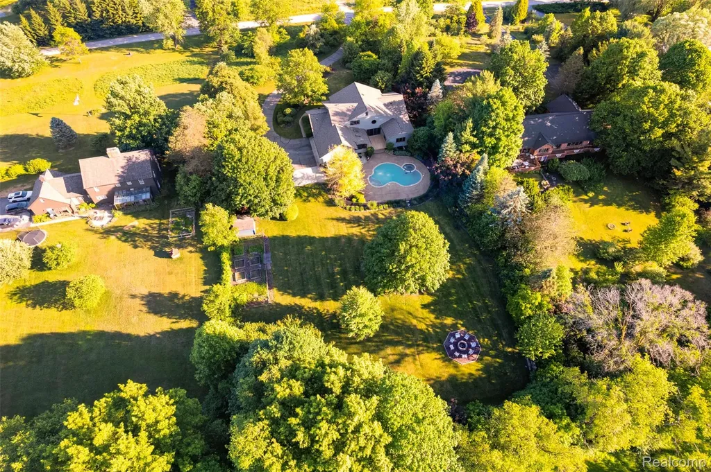 8861 Pleasantview Salem Township MI 48168