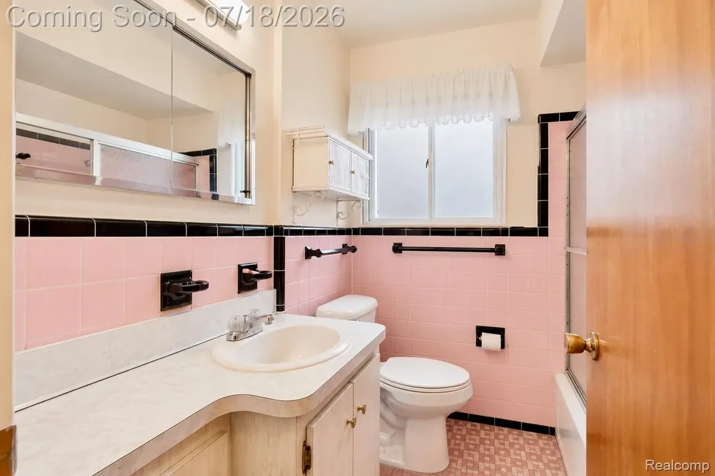 23223 Panama Avenue Warren City MI 48091