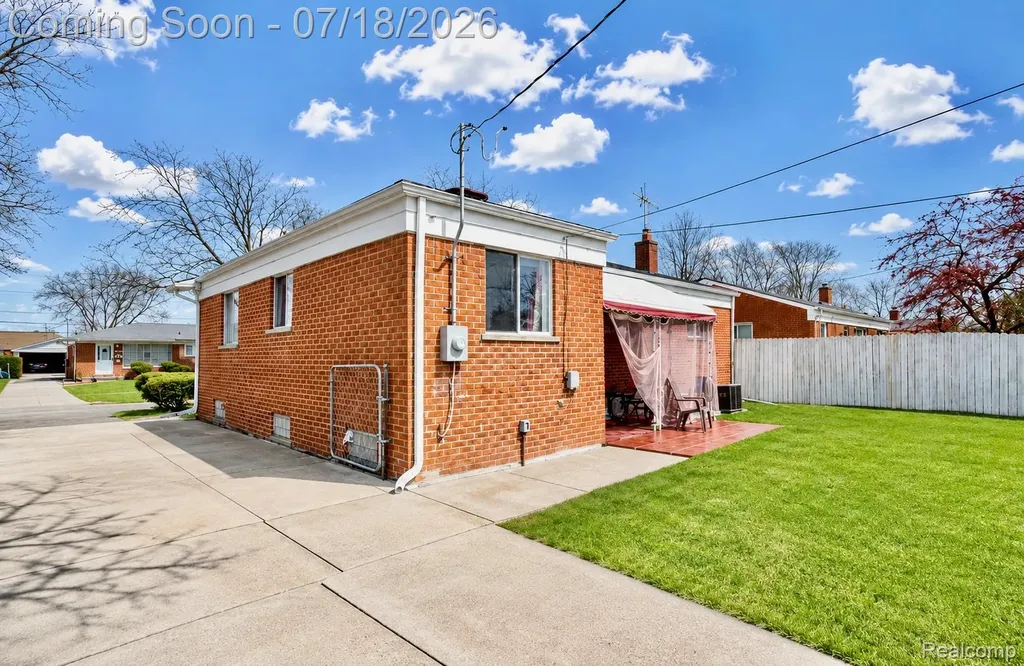 23223 Panama Avenue Warren City MI 48091