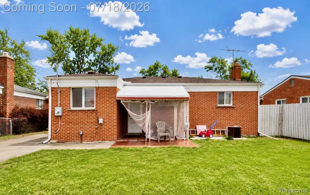 23223 Panama Avenue Warren City MI 48091