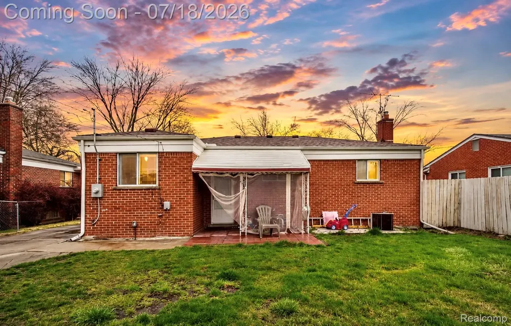 23223 Panama Avenue Warren City MI 48091