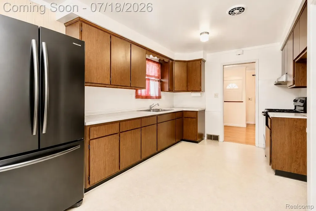 23223 Panama Avenue Warren City MI 48091