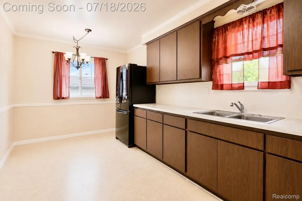 23223 Panama Avenue Warren City MI 48091