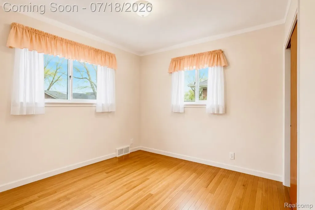 23223 Panama Avenue Warren City MI 48091