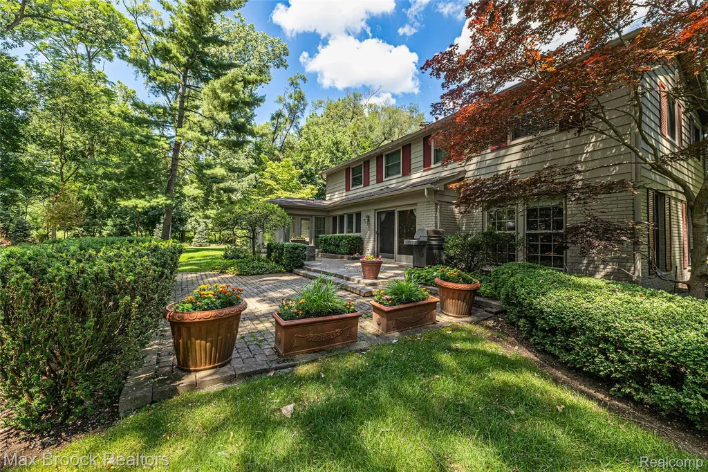 25933 Hersheyvale Drive Franklin Village MI 48025