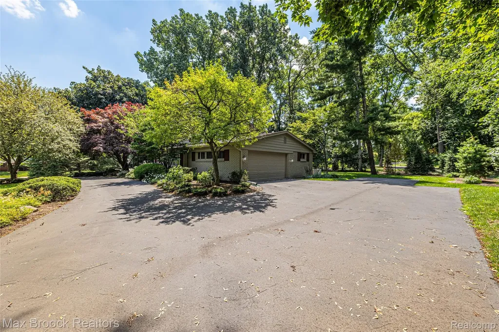 25933 Hersheyvale Drive Franklin Village MI 48025