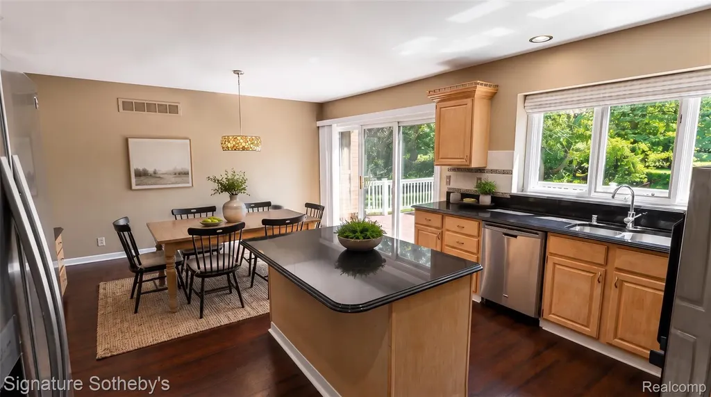 4866 Riverchase Drive Troy City MI 48098