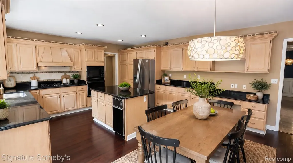 4866 Riverchase Drive Troy City MI 48098