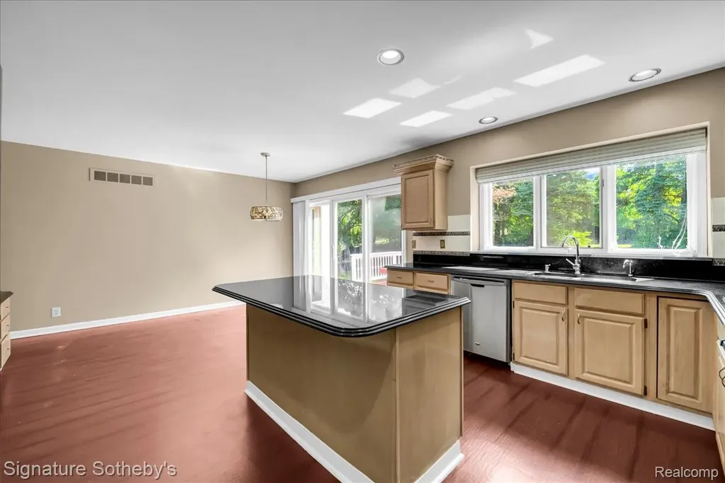 4866 Riverchase Drive Troy City MI 48098