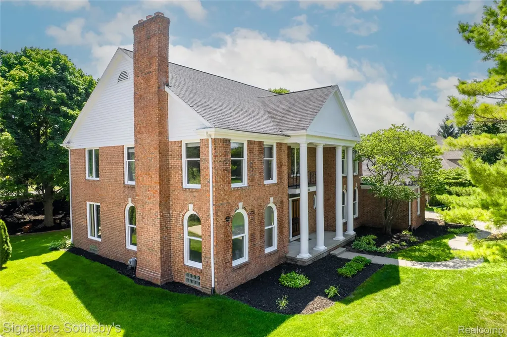 4866 Riverchase Drive Troy City MI 48098