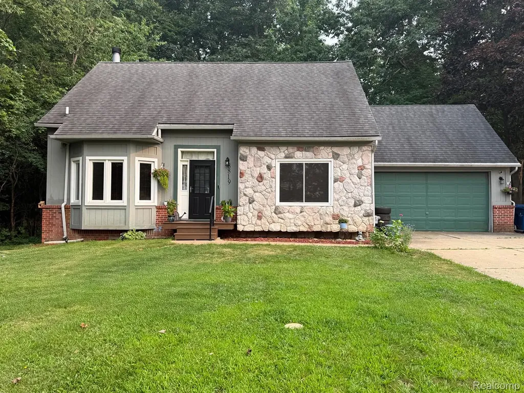 8819 Woodshire Drive White Lake Charter Township MI 48386