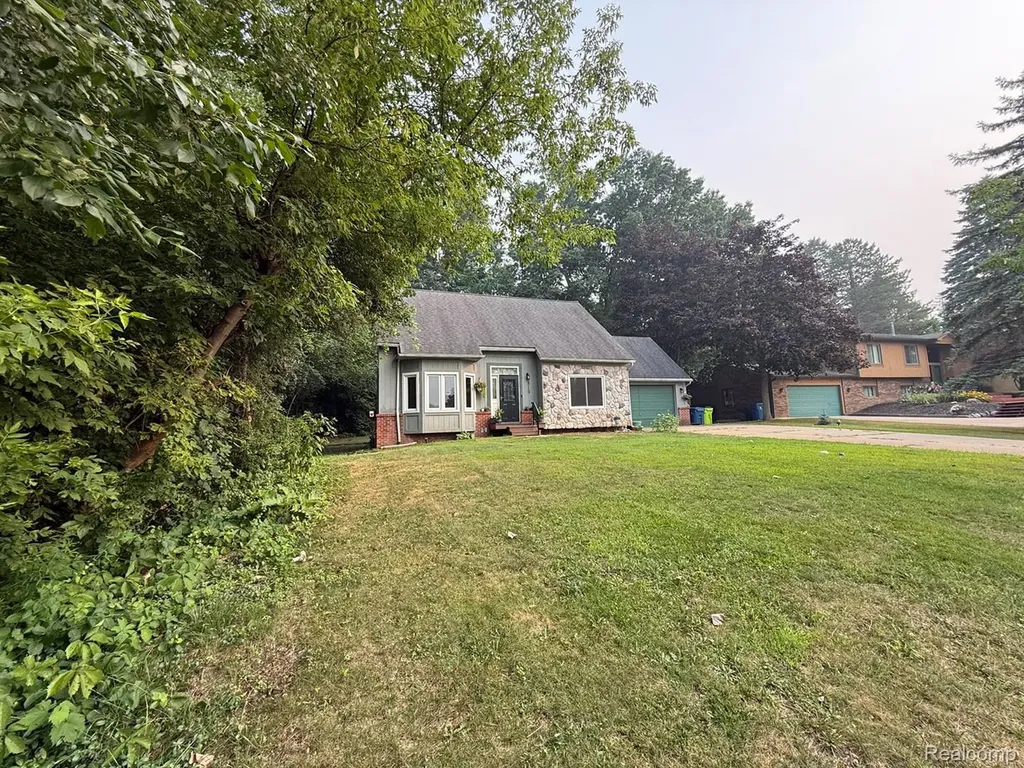 8819 Woodshire Drive White Lake Charter Township MI 48386