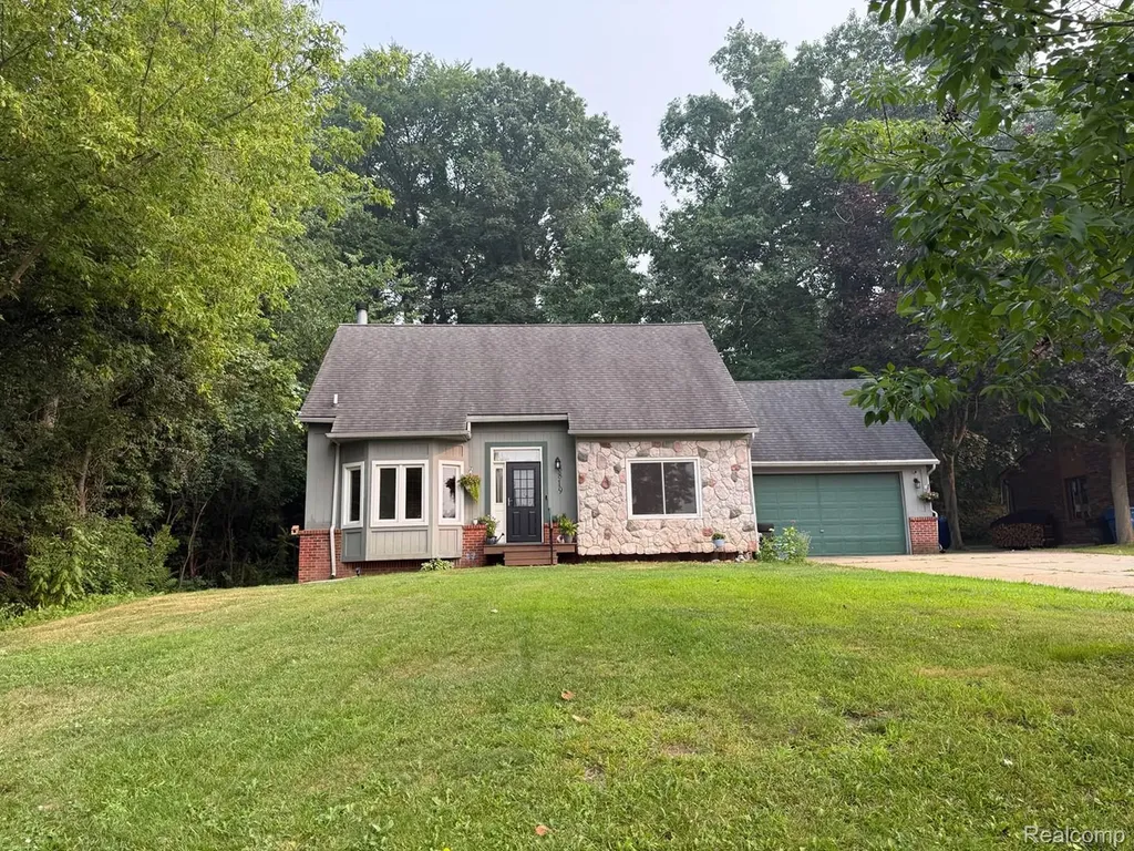 8819 Woodshire Drive White Lake Charter Township MI 48386