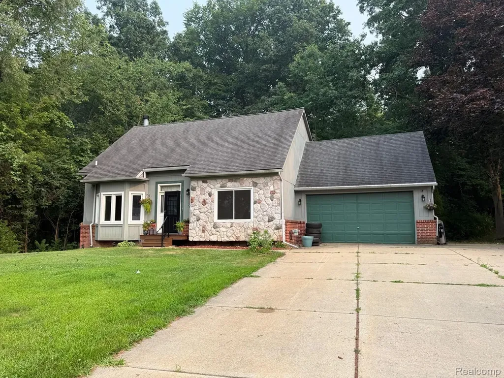 8819 Woodshire Drive White Lake Charter Township MI 48386