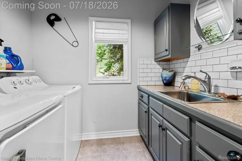 3276 Shorewood Avenue Fort Gratiot Charter Township MI 48059