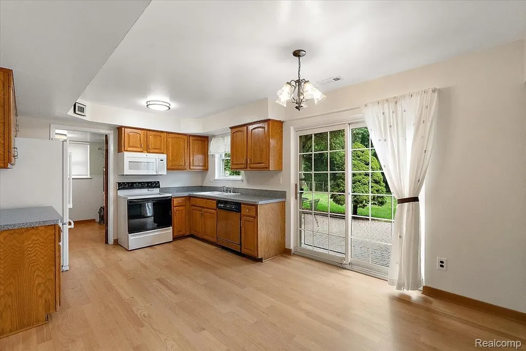 11225 Alwardt Drive Sterling Heights City MI 48313