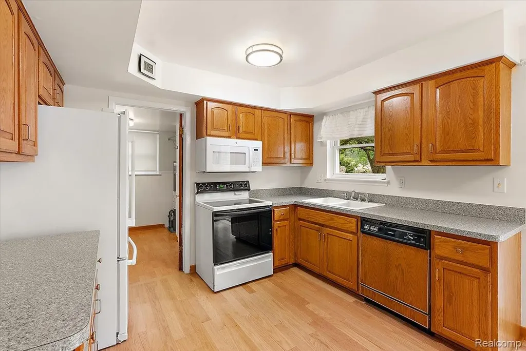 11225 Alwardt Drive Sterling Heights City MI 48313