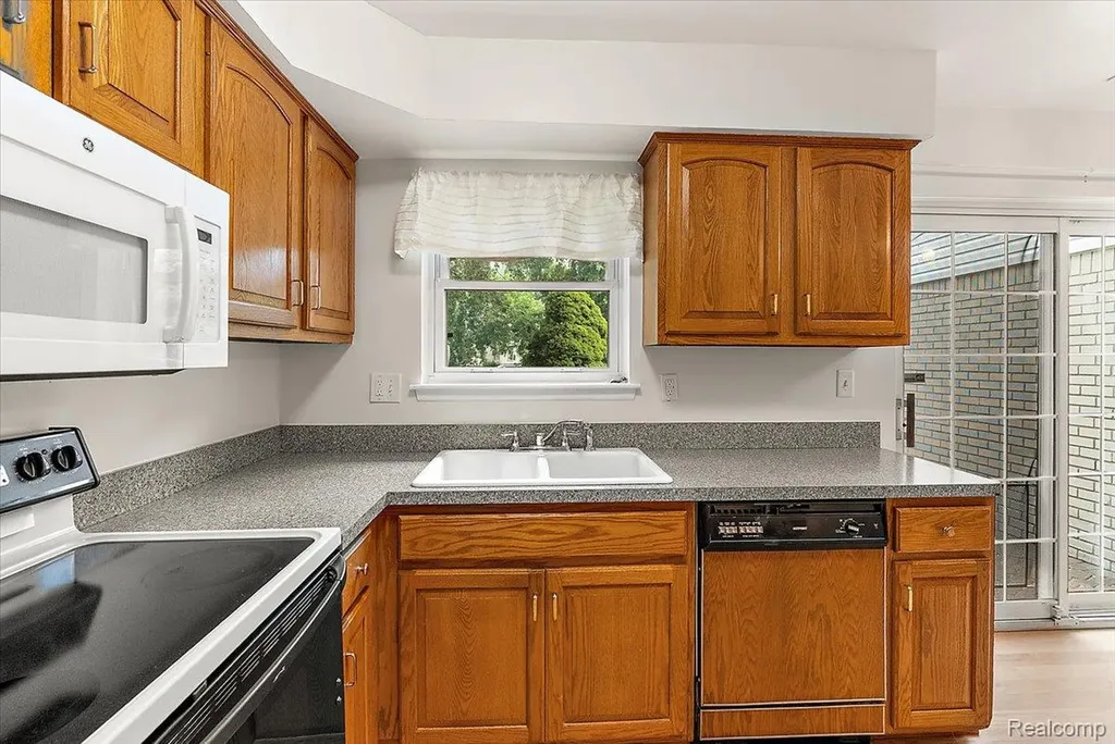 11225 Alwardt Drive Sterling Heights City MI 48313