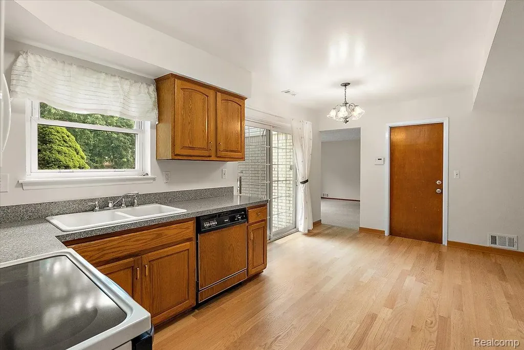 11225 Alwardt Drive Sterling Heights City MI 48313