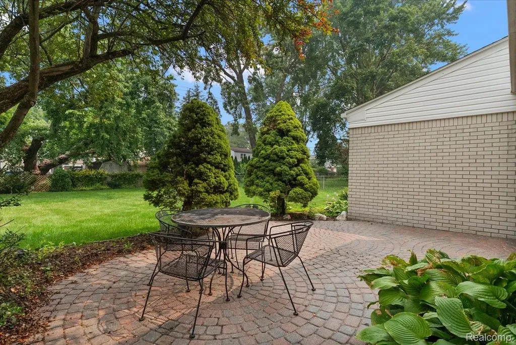 11225 Alwardt Drive Sterling Heights City MI 48313