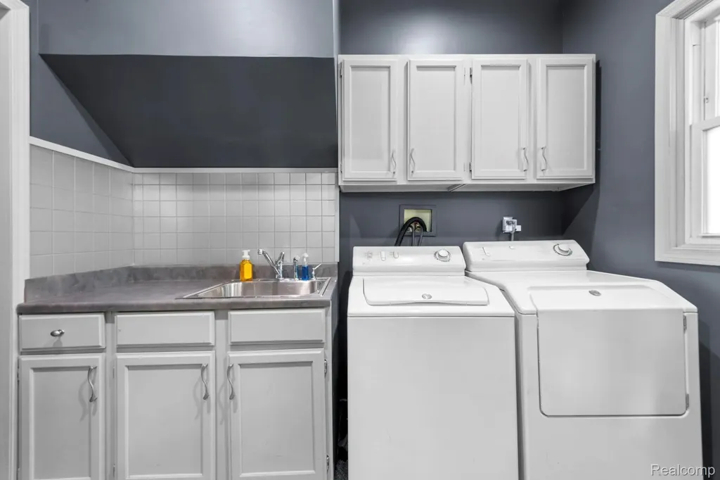 1103 Hoffman Royal Oak City MI 48067