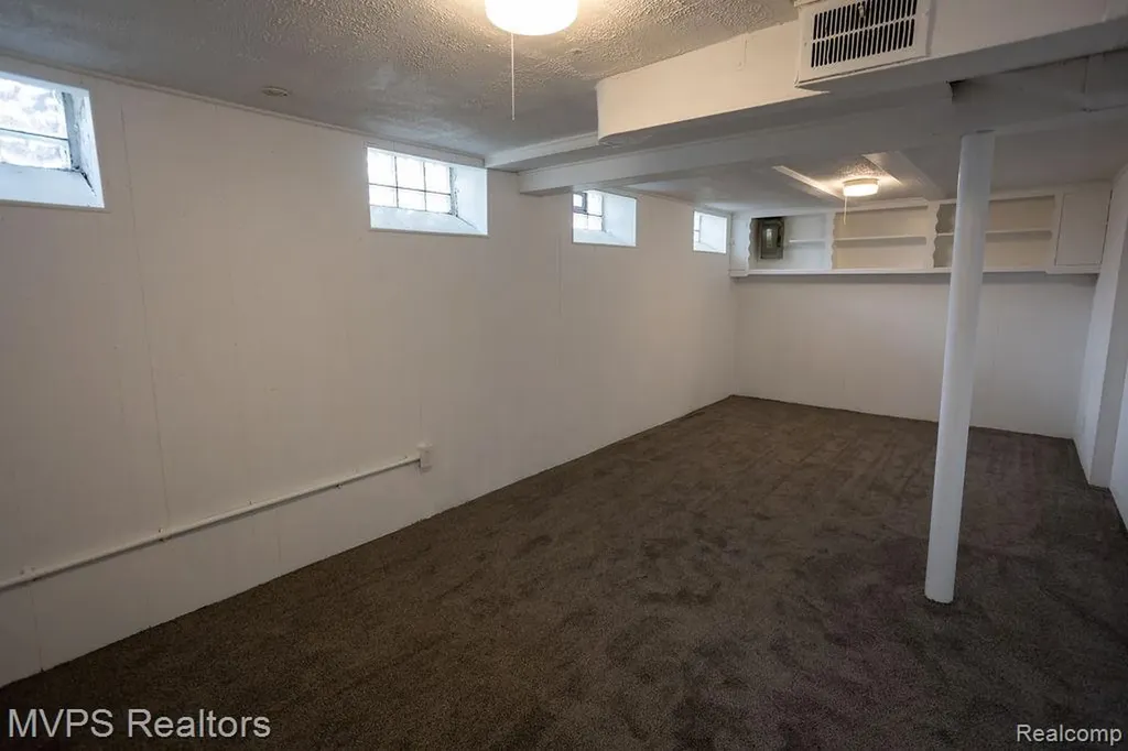 15490 Couzens Avenue Eastpointe City MI 48021