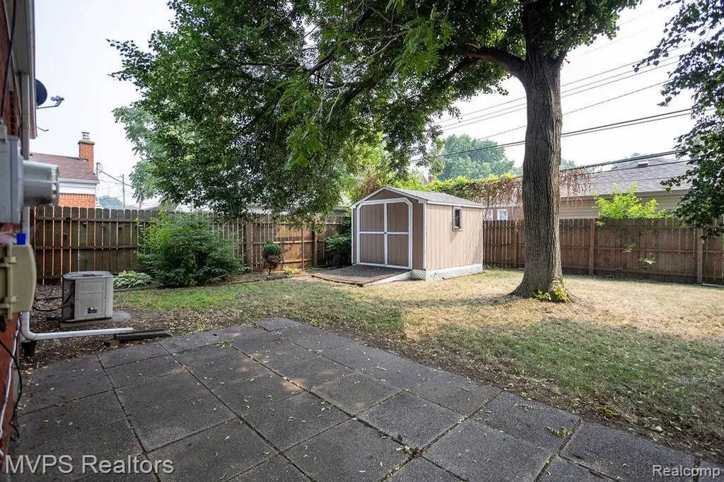 15490 Couzens Avenue Eastpointe City MI 48021