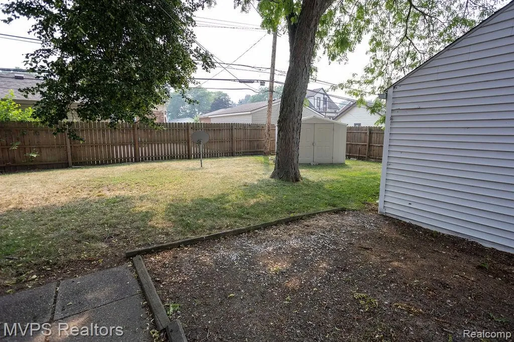 15490 Couzens Avenue Eastpointe City MI 48021